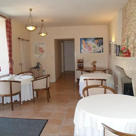 Les Remparts De Gensac Hotel