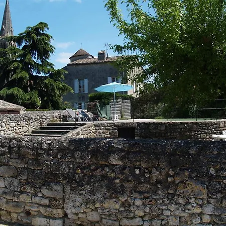 Les Remparts De Gensac Hotel